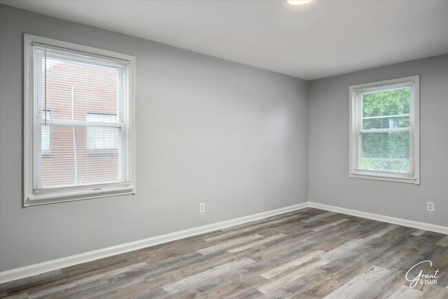 Building Photo - $1300 3 bedroom