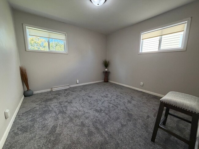 Building Photo - 3bed, 1bath home for rent in quiet Waterlo...