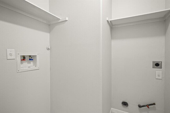 Building Photo - 420 Woodlake Dr