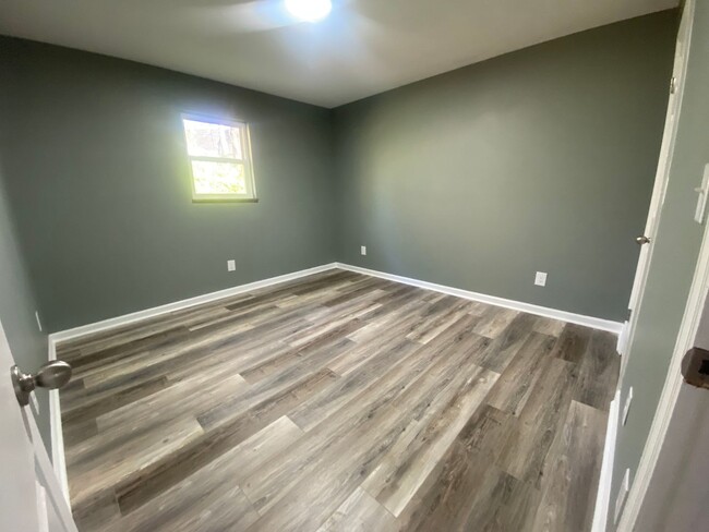 Building Photo - 2 Bedroom 1 Bath Apartment in Greeneville, TN
