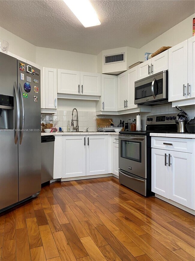 Building Photo - 6422 Collins Ave