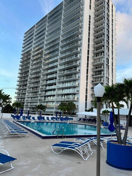 Building Photo - 3701 N Country Club Dr