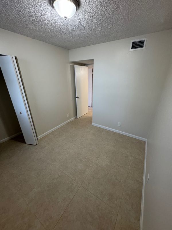 Building Photo - 211 Lake Pointe Dr