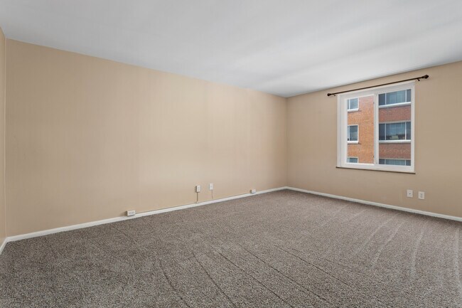 Master suite - 19425 Van Aken Blvd