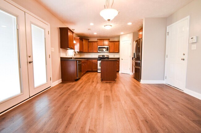 Building Photo - 4 bedroom, 2.5 bathroom Home!