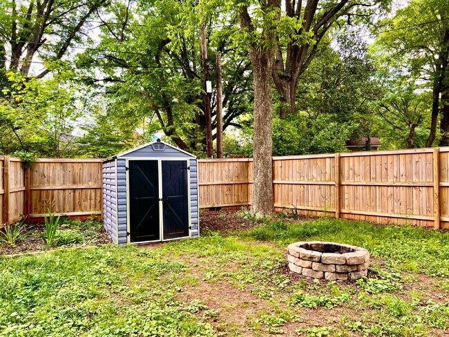 Building Photo - Welcome home to this charming house located near the heart of Charlotte, NC.