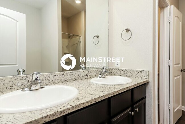 Building Photo - 5 Bedroom Pet-Friendly Home in NEW BRAUNFE...