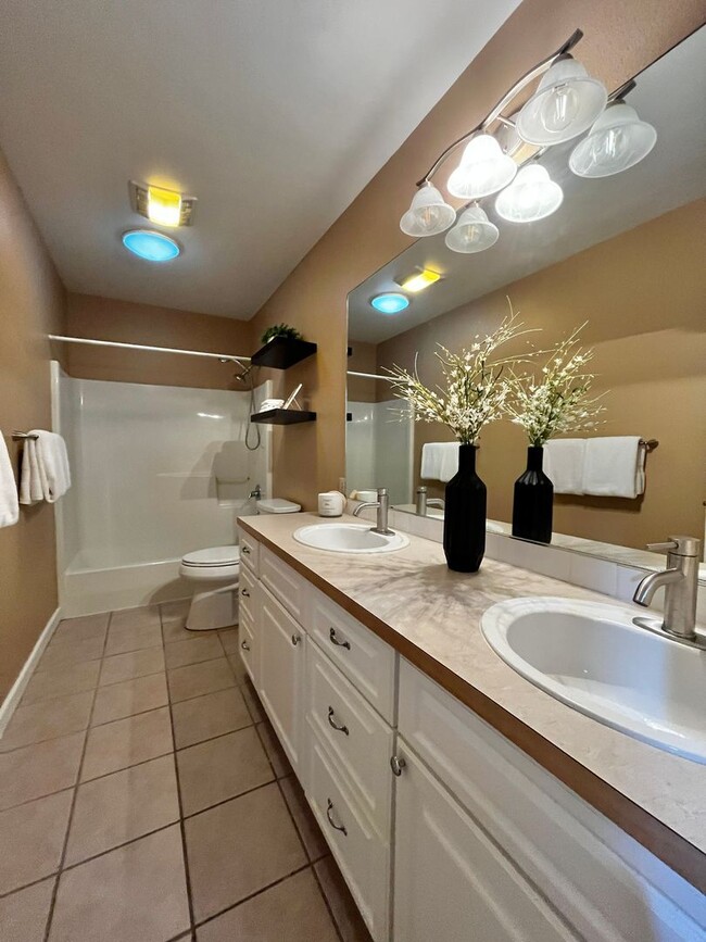 Building Photo - Seabeck Heights Home with Pickle Ball Court!