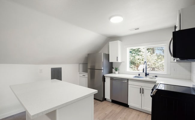 Building Photo - 903 7th St SE