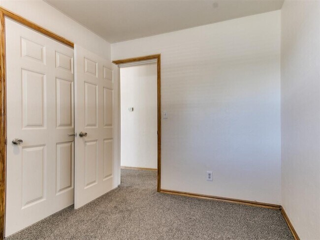 Building Photo - 325 E Cedar Ln