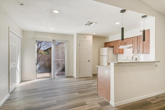 Building Photo - 1402 Waterloo Tr