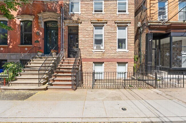 Building Photo - 916 Willow Ave