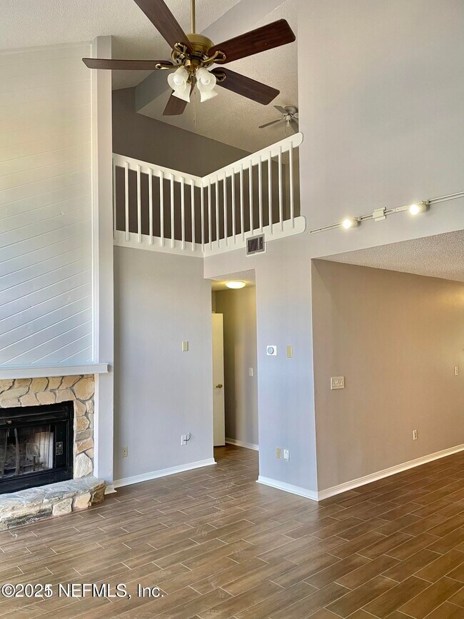 Building Photo - 1185 W Romaine Cir
