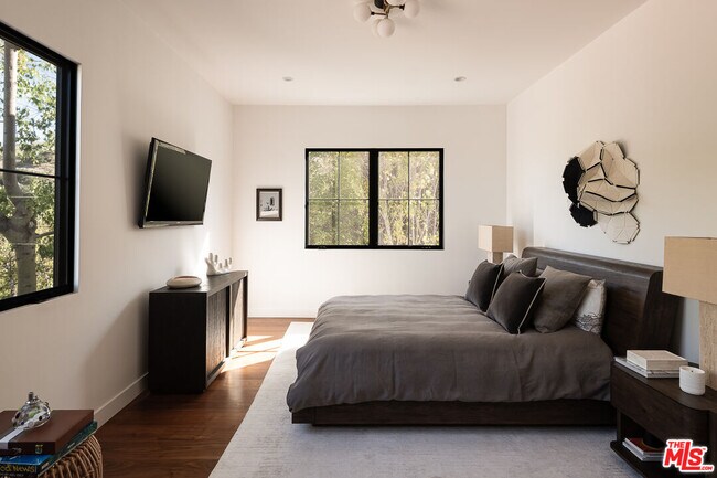 Building Photo - 5192 Parkway Calabasas