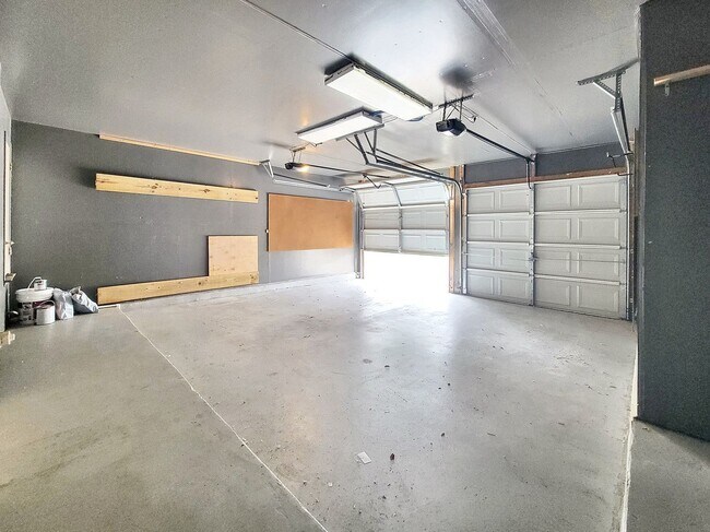 Building Photo - Inviting 3BR/2.5BA with Spacious Bedrooms & Great Outdoor Space