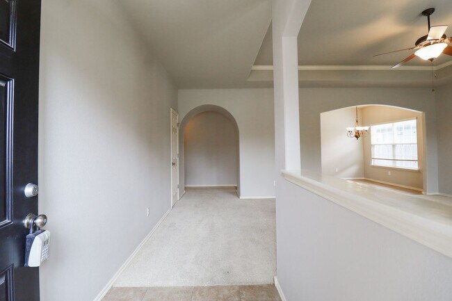 Building Photo - 3 bed | 2 bath in New Tulsa!