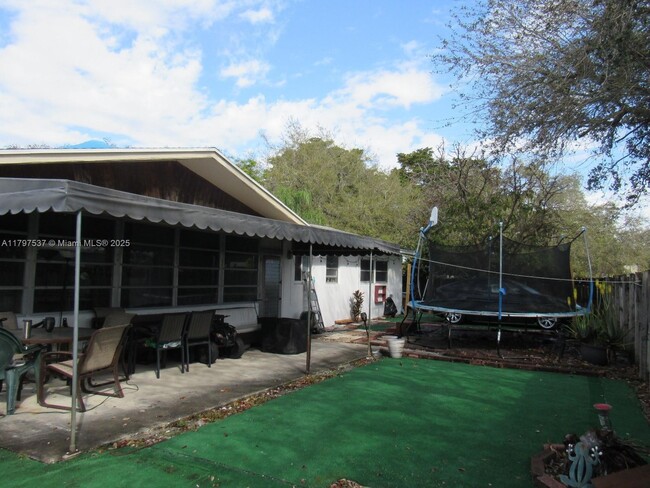 Building Photo - 1601 N Yale Dr