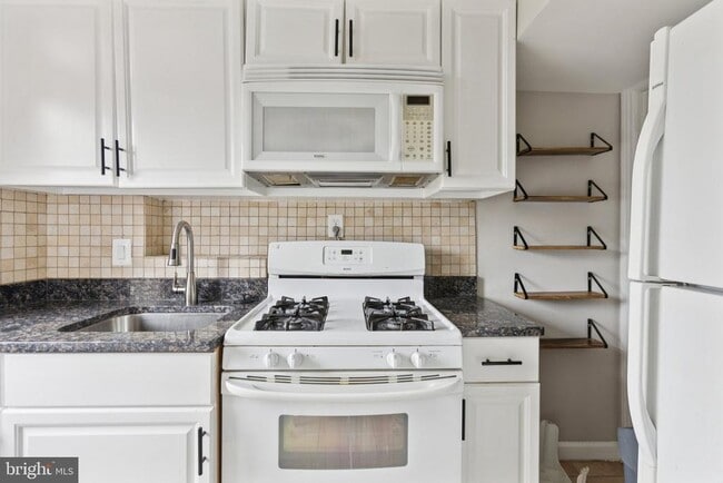 Building Photo - 128 33rd St NE