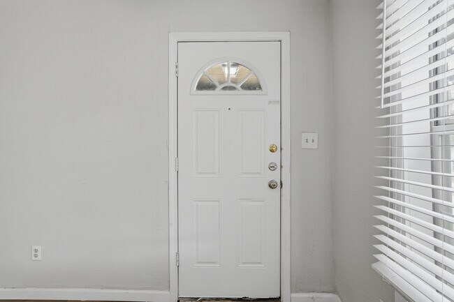 Building Photo - 505 E Heron St