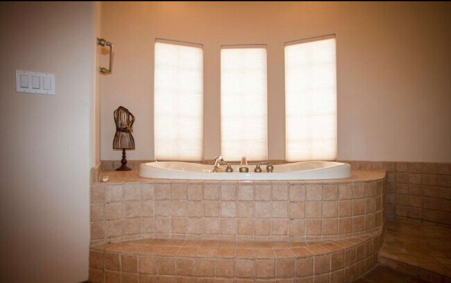 Building Photo - 19725 W Meadowbrook Ave