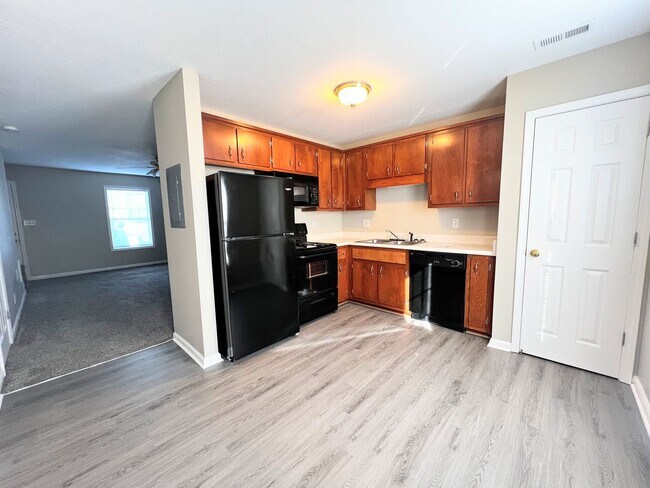 Building Photo - 2 Bedroom 1.5 Bathroom Townhome!!!