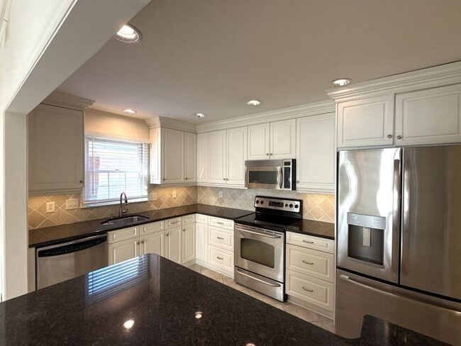 Building Photo - King John Condos