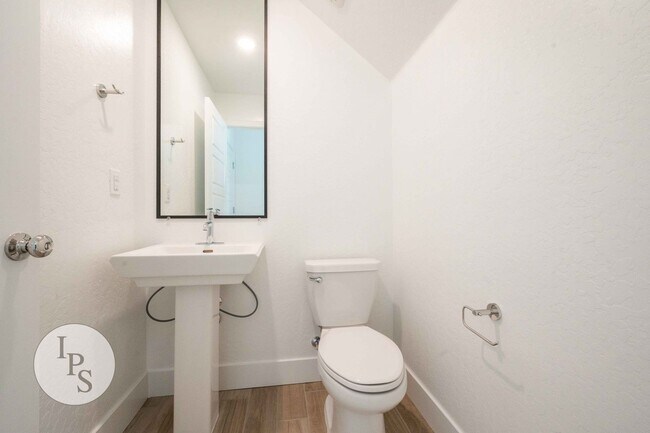 Building Photo - 2830 E Tamarind Dr
