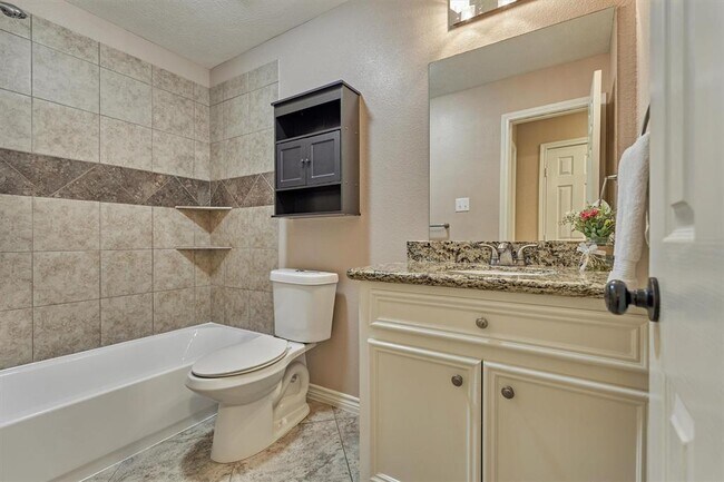 Building Photo - 10657 Royal Cavins Dr