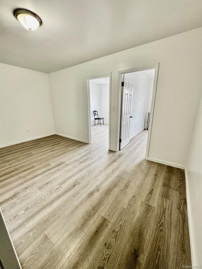 Building Photo - 320 Jericho Tpke