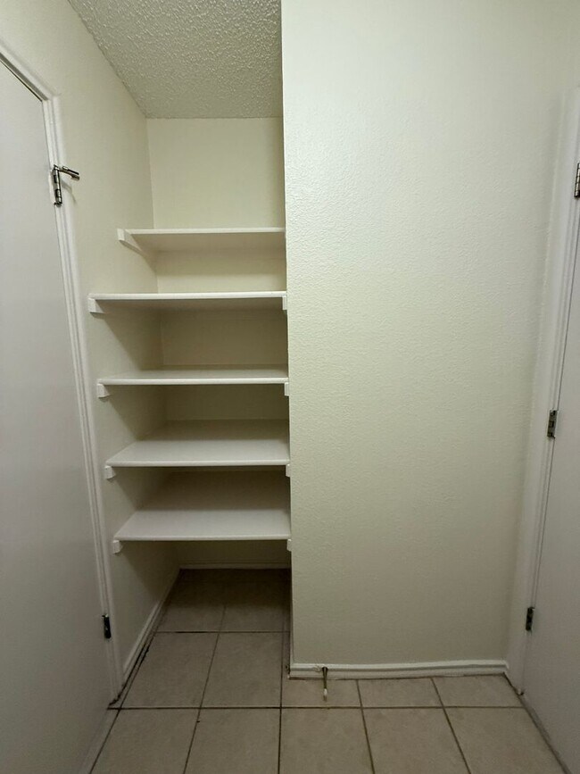 Building Photo - Schreiber Properties1 (2304 Granberry Dr)