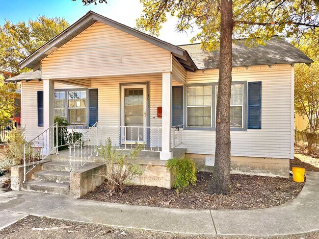 Primary Photo - Hyde Park 3x2 House