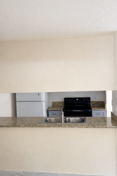 Building Photo - 611 North School street