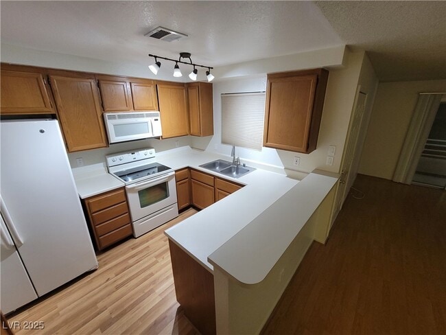 Building Photo - 2200 Highpointe Dr