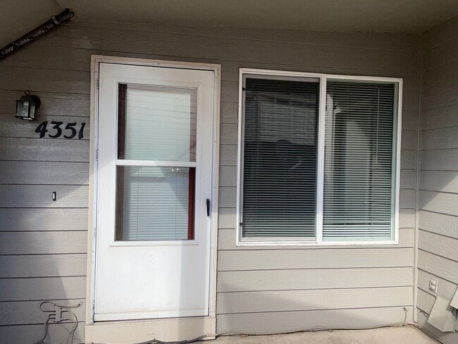 Building Photo - 1st Floor 2 Bedroom in a Gated Community!