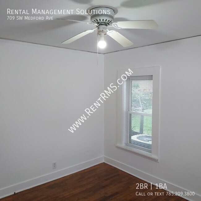 Building Photo - 709 SW Medford Ave