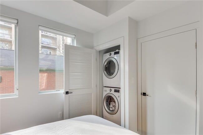 Building Photo - 208 12th St NE