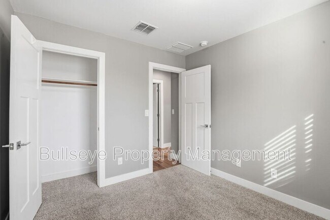 Building Photo - 5029 S 11th Pl