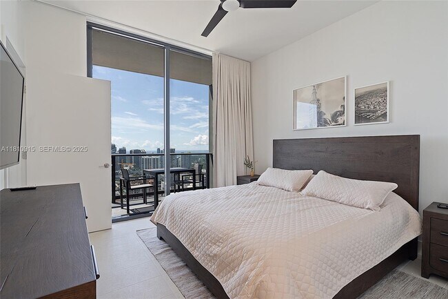 Building Photo - 601 NE 1st Ave