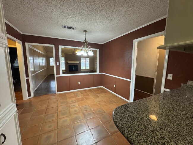 Building Photo - "Spacious 3-Bedroom with 2 Full Baths in P...