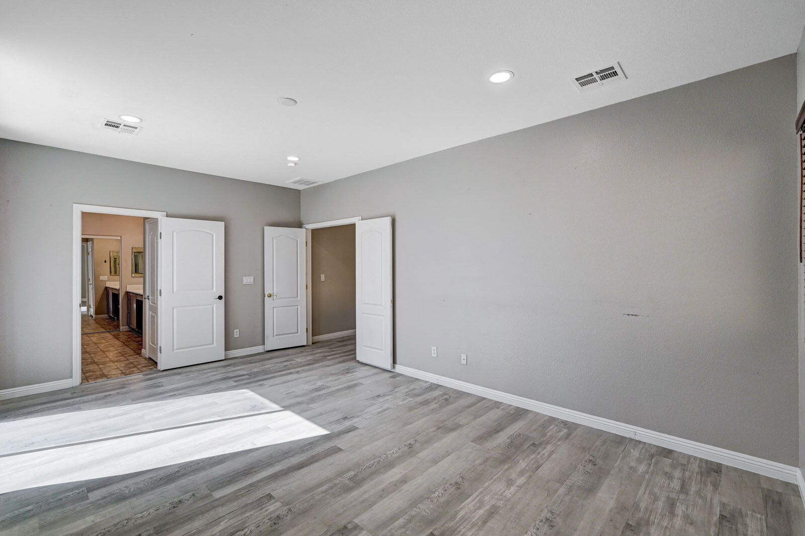 Building Photo - 8125 Chestnut Hollow Ave