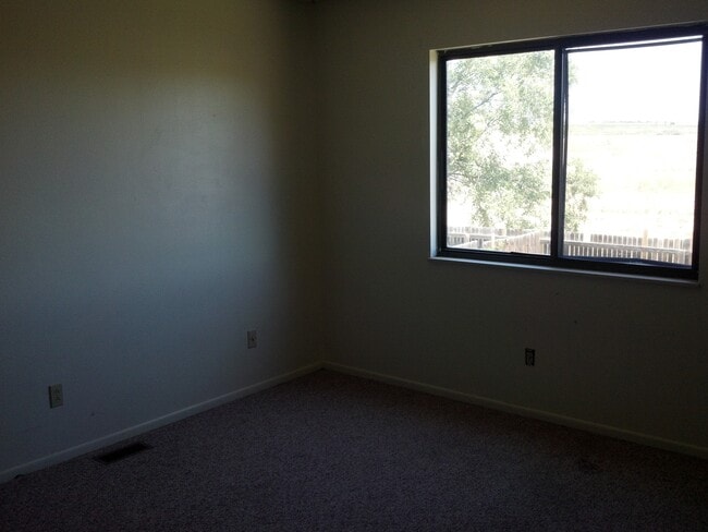 Building Photo - Widefield side entry bi-level home.