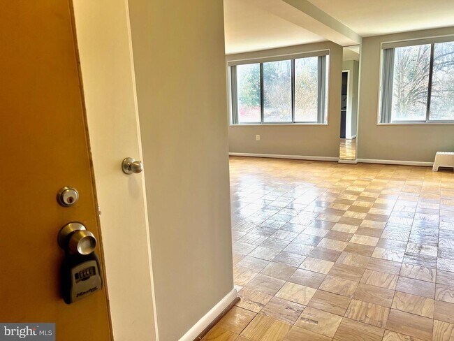 Primary Photo - 10201 Grosvenor Pl