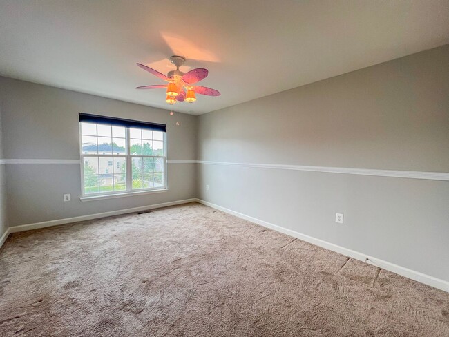 Building Photo - Lavish 3 Bed 2.5 Bath Brick Townhome In Ce...