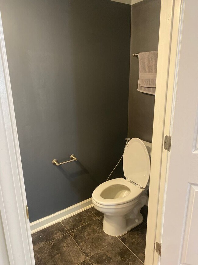 Building Photo - 3 Bedroom Townhome in Sterling, with a large complete loft on top floor