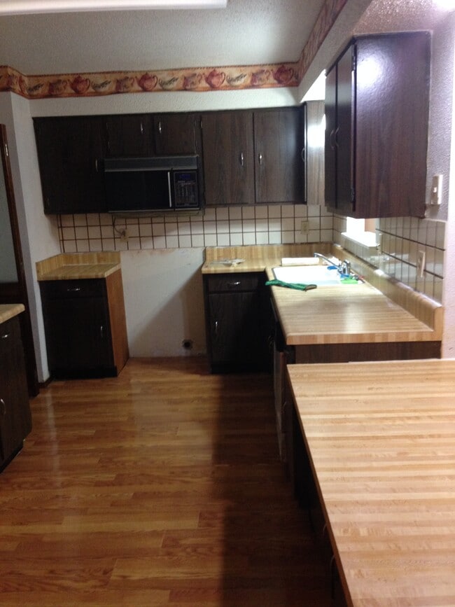 Building Photo - 2424 Oakmere Dr