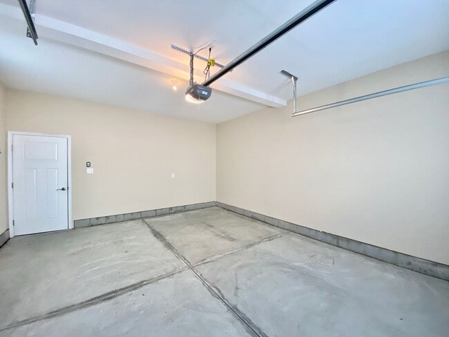 Building Photo - Spacious Condo - Waterfront Community - Av...