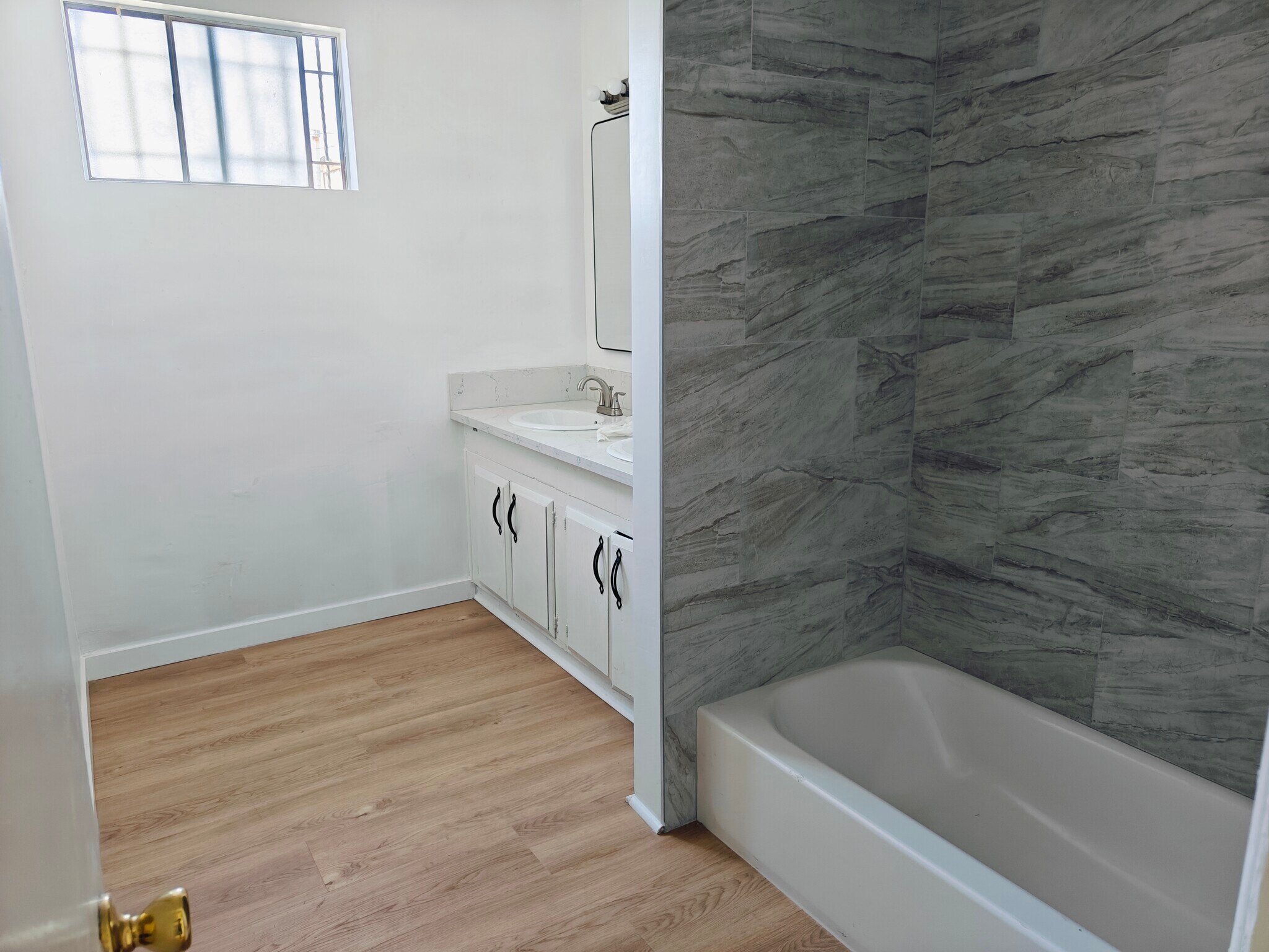 Bathroom - 1016 E Oaks St