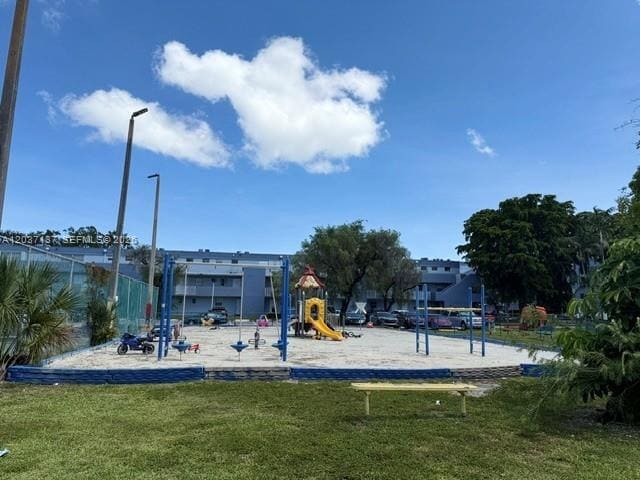 Building Photo - 9367 Fontainebleau Blvd
