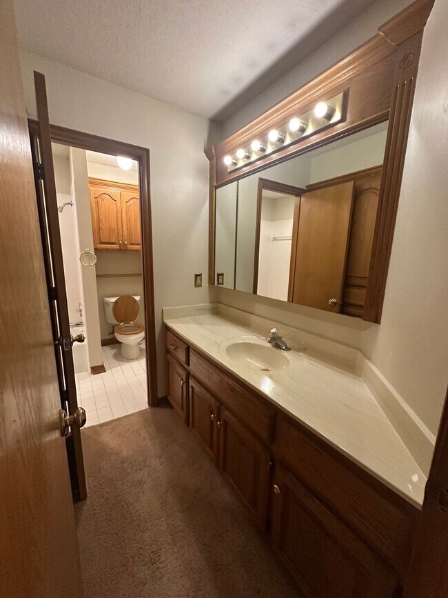 Building Photo - 4 Bed, 2.5 Bath Brick home with 2 car garage