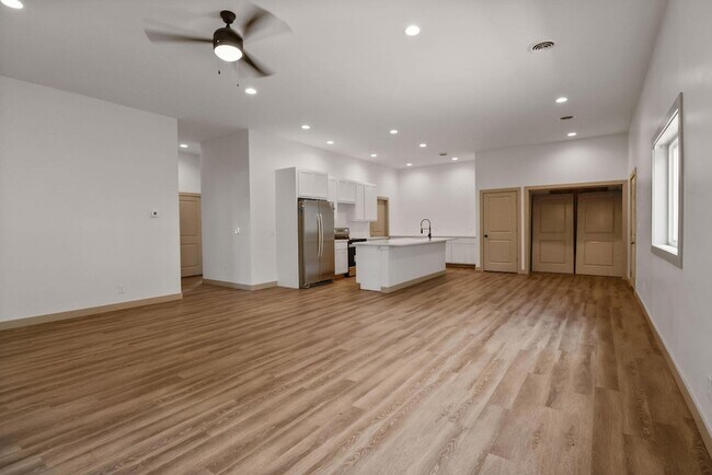 Building Photo - 410 Pine Lake Ave